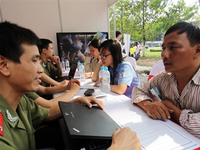 Phụ huynh tìm hiểu thông tin tại gian tư vấn Trường đại học Kỹ thuật - hậu cần Công an nhân dân tại Ngày hội tư vấn tuyển sinh - hướng nghiệp 2013.
